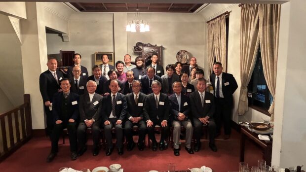 京都茗渓会記念写真＿笑顔で肩を組み、宣揚歌を斉唱した後の一枚